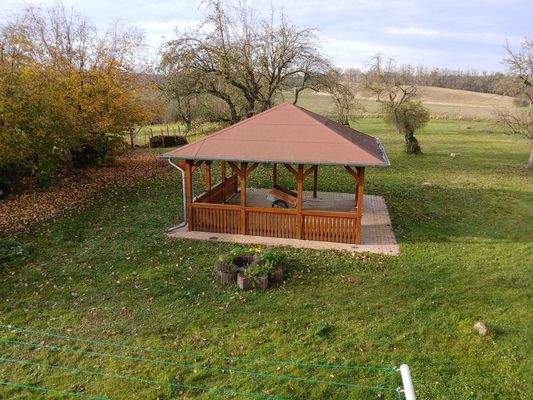 Pavillon und Garten zur gemeinsamen Pflege und Nutzung
