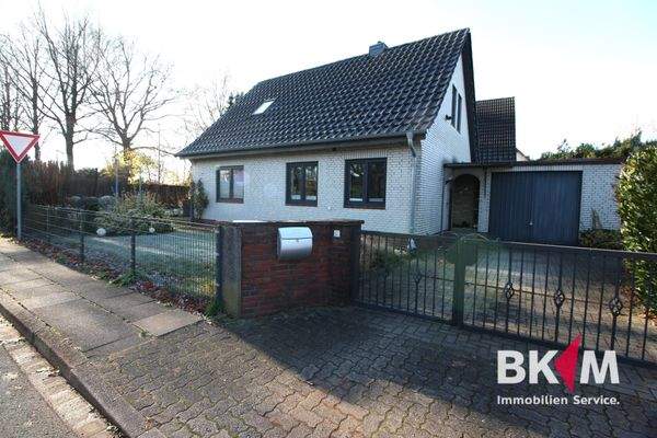 Hausansicht - Eingangsbereich und Garage