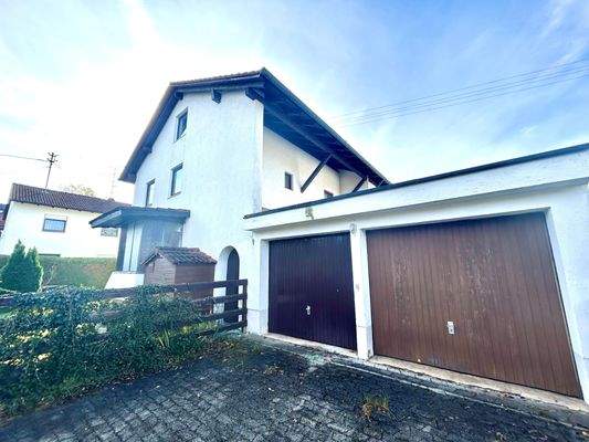 das Grundstück mit Doppelgarage