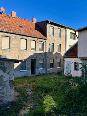 Hof mit Hausansicht und Nebengelass_2.jpeg