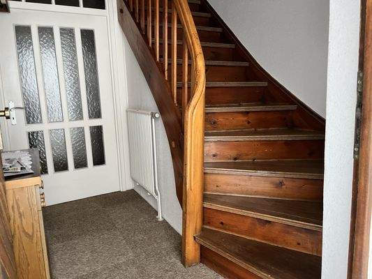 Eingangsdiele mit schöner Holztreppe ins Dachgeschoss
