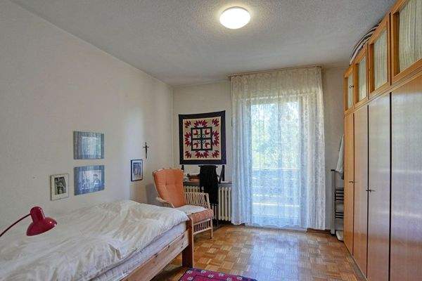 Kinderzimmer mit Zugang zum Balkon