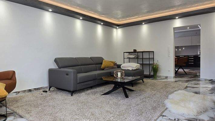 Wohnzimmer mit Zugang zum Balkon