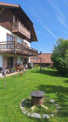 Außenansicht Garten mit Balkonen und Terrasse