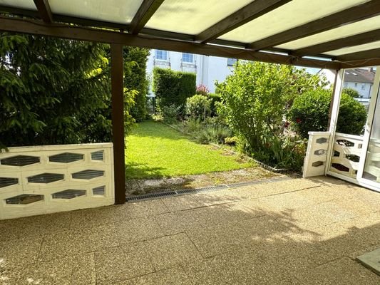 Terrasse mit Blick in Garten