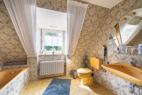 Bad mit Fenster, Wanne, Waschtisch