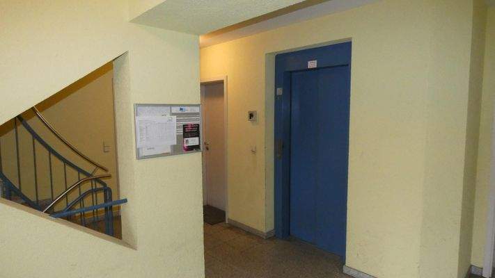 Treppenhaus mit Fahrstuhl