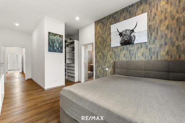 Zimmer mit Schrankraum + Badezimmer en suite