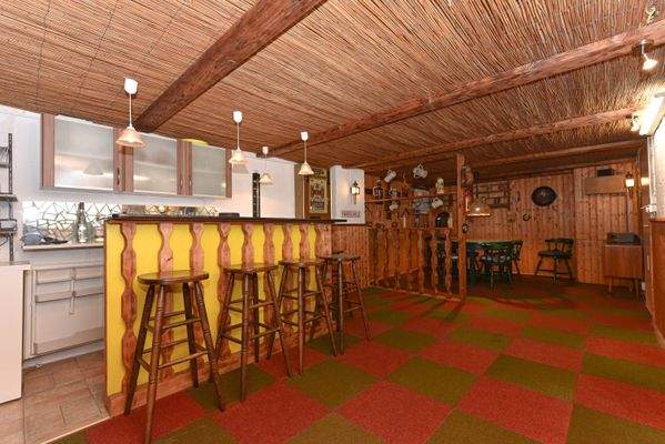 gemütliche Kellerbar mit Strohdecke 