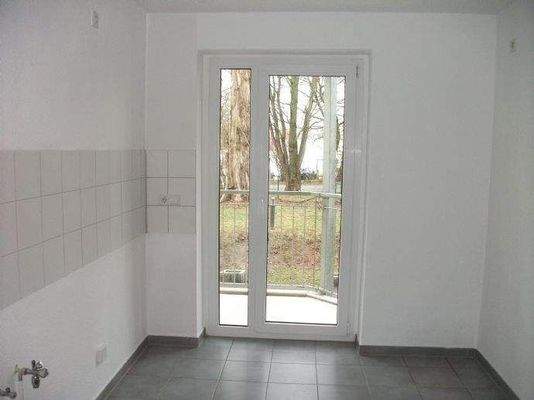 Küche mit Balkonzugang