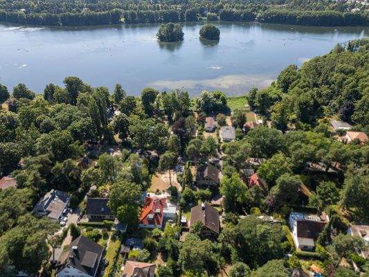 Luftaufnahme mit Landschaft und See