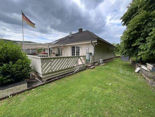 Rückansicht mit Terrassenzugang