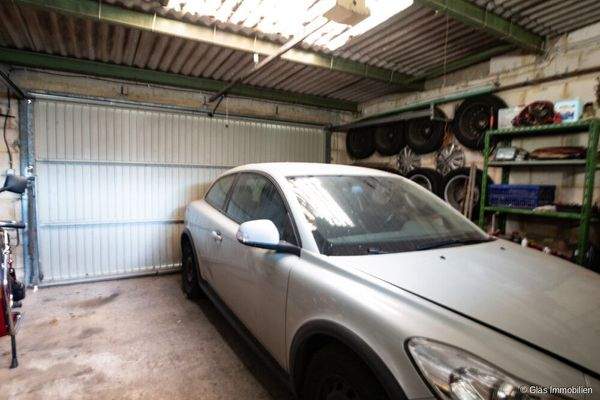 Große Garage mit elektrischem Torantrieb