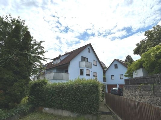 Blick zum Haus und Garage