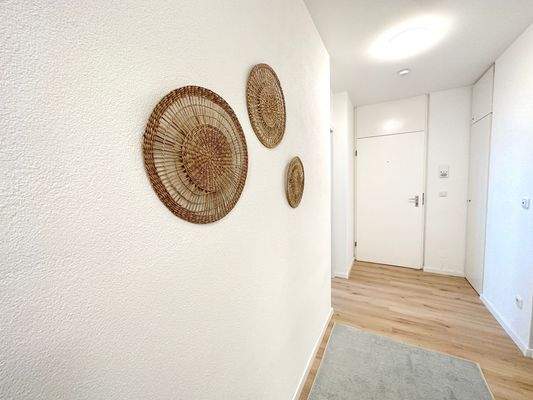 Moderner Flur mit Körben