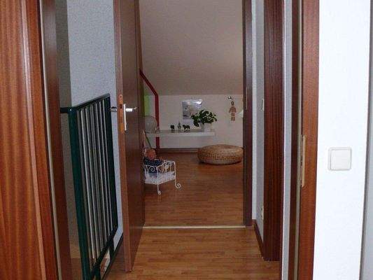 Flur DG mit Blick ins kleine Zimmer