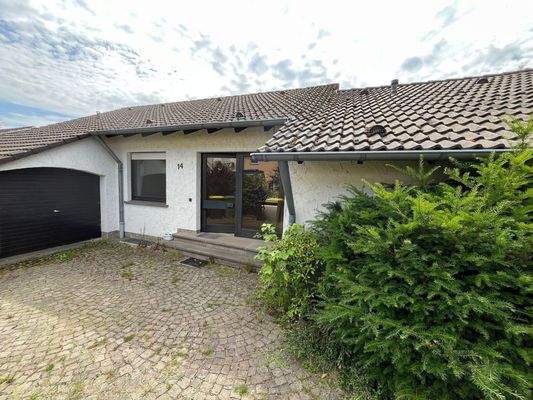 Vorderansicht  mit Garage