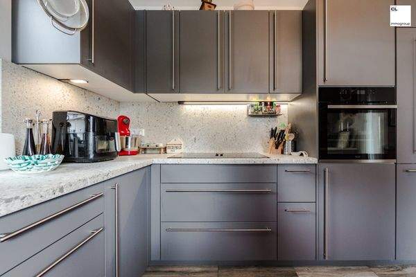 Zeitlose Küche mit Top Elektrogeräten