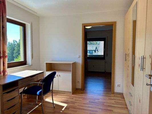 Kind 1 (Durchgangszimmer)