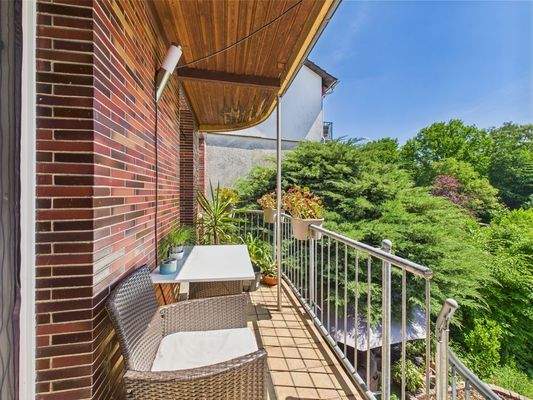 Sonnenbalkon mit Blick in den Garten EG 