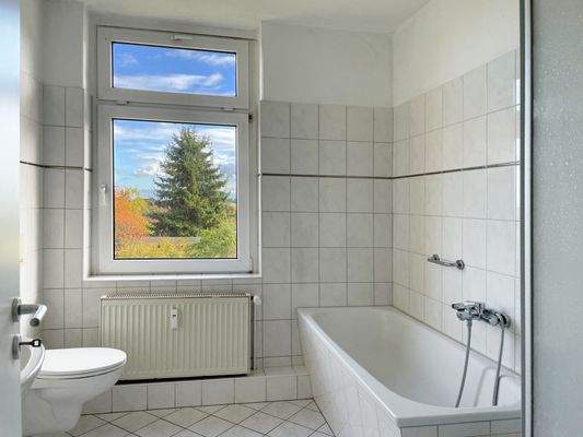 Badezimmer mit Dusche und Wanne.JPG