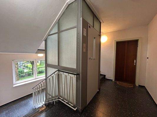 Treppenhaus mit Aufzug