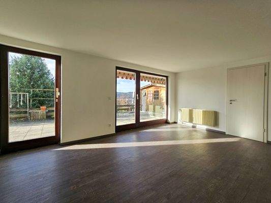 Wohnzimmer im Gartengeschoss mit Zugang zur Terrasse