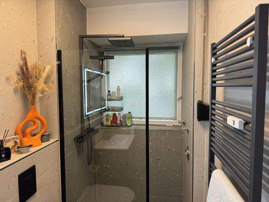 *Bad mit Regendusche