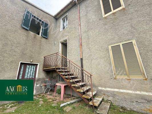 Hauseingangstür mit Treppen