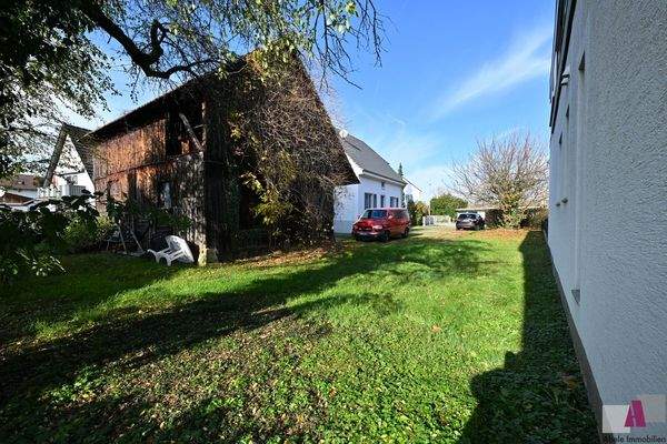 Blick vom Bauplatz. Die Scheune muss noch abgerissen werden.