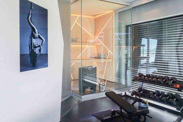 14 Glassauna und Fitnessecke