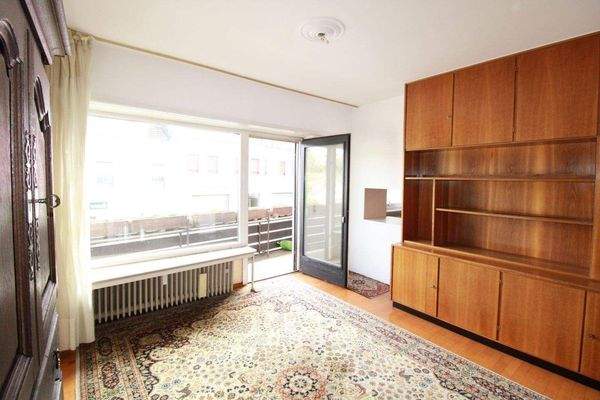 Esszimmer mit Zugang zum Balkon