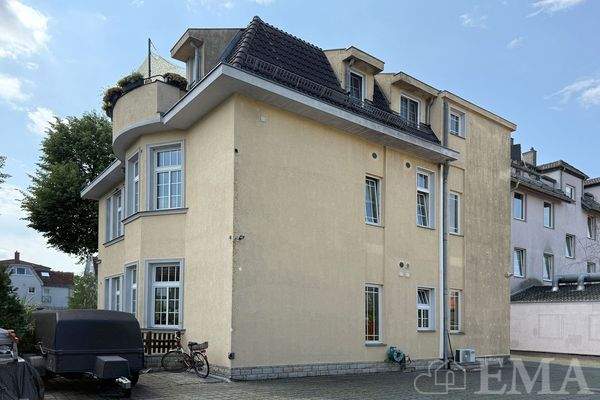 Blick vom Parkplatz zum Haus