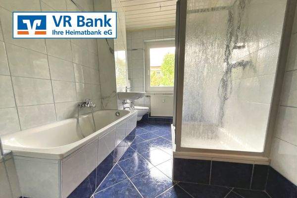 Tageslichtbad mit Dusche und Wanne