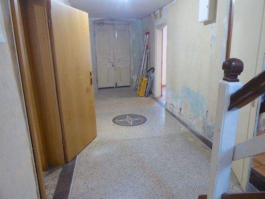 Flur mit Ausgang Haupteingang