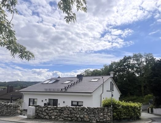 Blick zum Haus mit zwei Stellplätzen