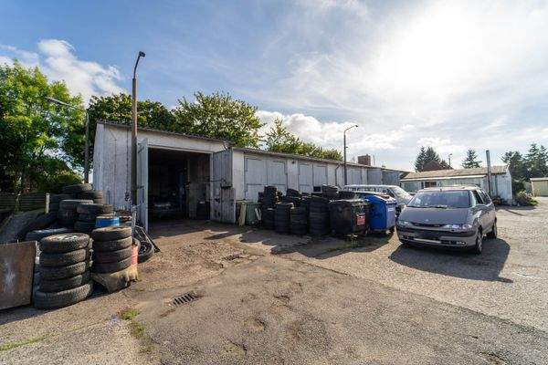 Werkstatt und Garagen