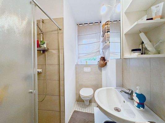 Das Tageslichtbad mit bodentiefer Dusche