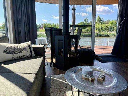 Wohnzimmer mit Kamin