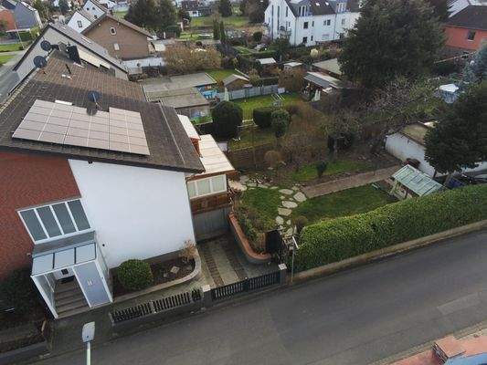 Hausansicht + Grundstück