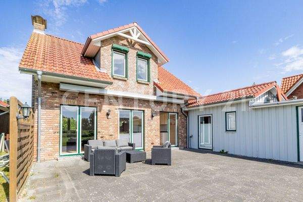 Sonnenterrasse mit Zugang zum Büro