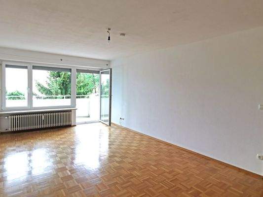 Wohnzimmer mit Südbalkon