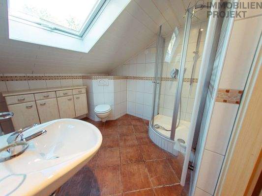 Bad mit Dusche im DG