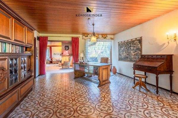 Blick über die Diele zum Wohnzimmer