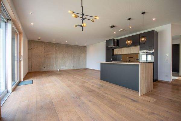 großzügige 4-Zimmer Wohnung mit Küche und Garten