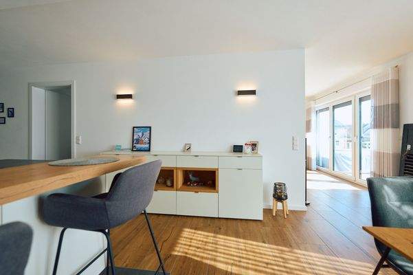 Küchen Essbereich mit Blick zum Wohnbereich 