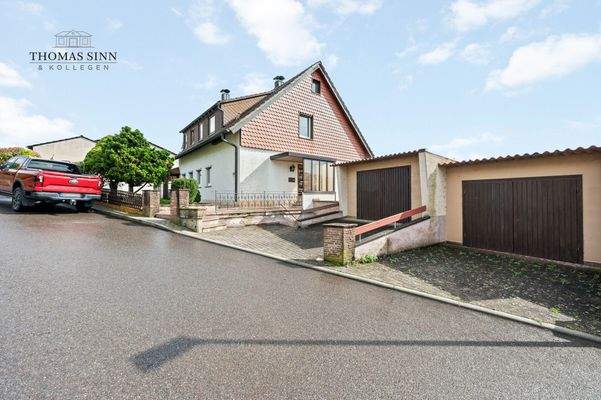 Hausansicht mit Garagen