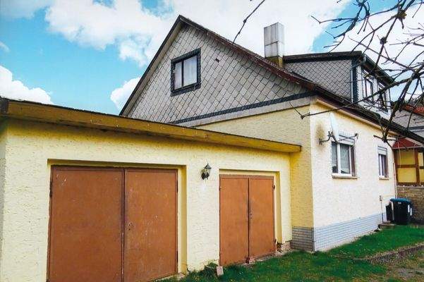 Hausgiebel mit Garage