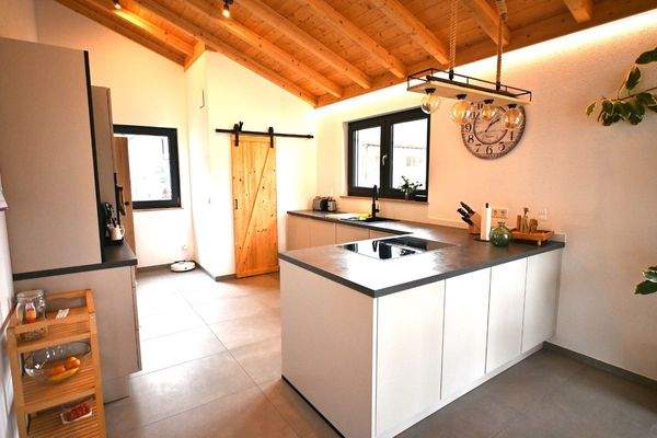 große Küche mit Vorratskammer