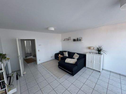 Helles Wohnzimmer mit Sofa